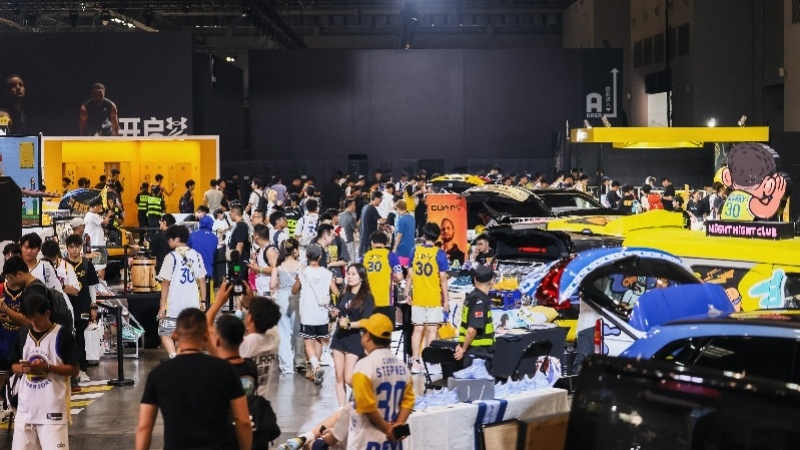 们同场欢庆, 一场篮球文, EUAA